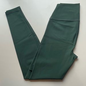 Alo Yoga Ripped Warrior Leggings. Size Medium